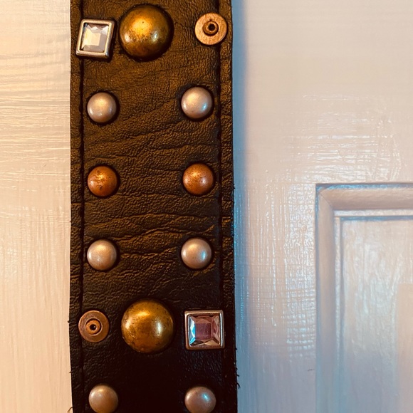 EUC - Women’s Belt Size 30, with nice design and brass buckle - Picture 3 of 4